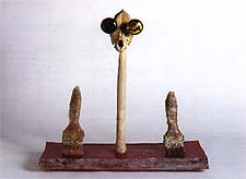 1974. CALAVERA, POLIÉSTER, BROCHAS Y MATERIAL ELÉCTRICO, 50 X 52 X 19 CM
