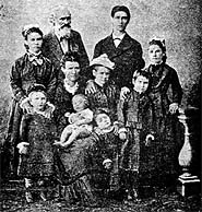 José María Iparraguirre con su esposa e hijos