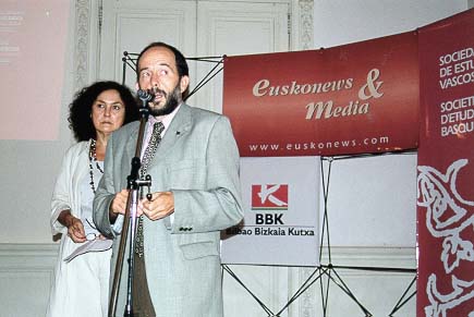 * Lola Valverde, vicepresidenta de Eusko Ikaskuntza por Gipuzkoa, hizo balance del primer a&ntilde;o de Euskonews. Seguidamente el gerente de la Sociedad, Jose Mari Velez de Mendizabal, explic&oacute; cu&aacute;les son los retos de la revista.