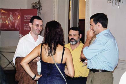 * Javier Diaz Noci eta Joxe Mari Muxika, Euskonews&Mediako Argitalpen Batzordeko kideak, I&ntilde;aki Irazabalbeitiarekin, Elhuyarreko gerentearekin hizketan.