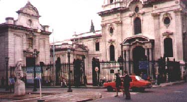 A la izquierda de la Iglesia de San Francisco, la Capilla de San Roque.