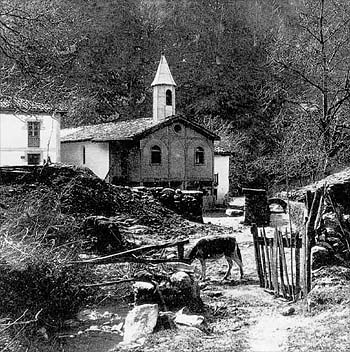 Vista antigua de San Nicolás de Lastur. Fuente: Enciclopedia Auñamendi.