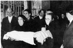 Funeral. Mujeres de duelo tras el féretro por el gorputz bide hacia la iglesia. Reconstrucción para "Gipuzkoa erremin", Oreja (Guip.) Fot. I. Linazasoro.-1977 