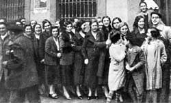 Plebiscito para la aprobaci&oacute;n del Estatuto de Autonom&iacute;a de 5 de noviembre de 1933. Las mujeres se agolpan para votar, merced a la Constituci&oacute;n de 1931