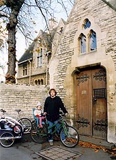 Xabier, Sofía y Tomás (en el remolque) a las puertas de St. Anthony´s College.