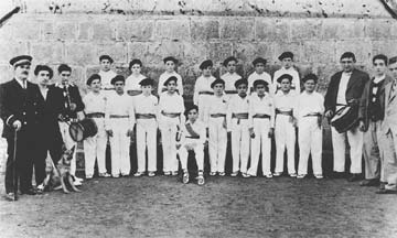 1934. Billabonako dantzari txiki taldean.