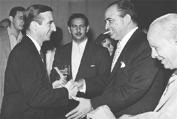 1955. El Nacional-eko ipuin saria escuratzen Miguel Otero Silva idazlearen eskutik.