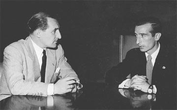 1958. Jose Antonio Agirrerekin, honen prentsaurreko bat prestatzen.