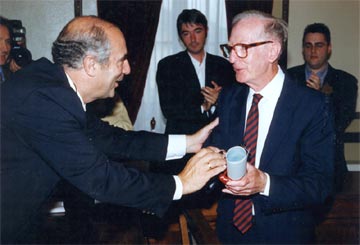 1997. Mención de honor del premio de periodismo Ricardo Arregi.