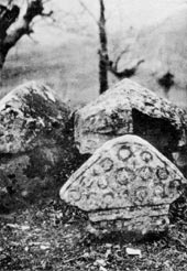 Sepulcros del siglo IX, en San Adrián de Argineta, Elorrio (Vizc.).