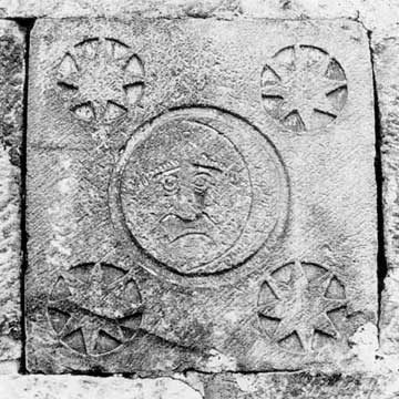 Síbolos astrales en la fachada de la casa torre medieval de Zerain (Guip.)