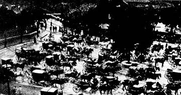 Coches de caballos esperando el fin de la la corrida de toros (comienos de siglo). 