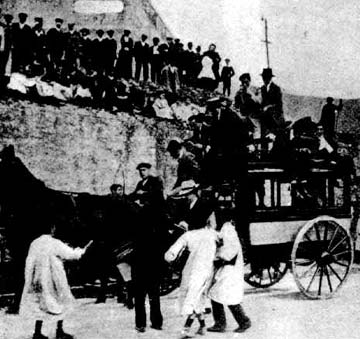 Bilbainos yendo a los toros en omnibus (1909).
