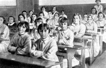 Uno de los grupos escolares de la Federación de Escuelas Vascas en los años treinta.