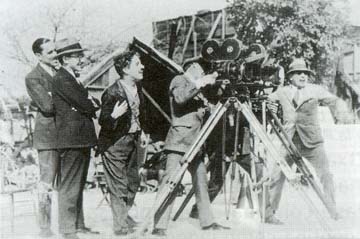 Rodaje de La quimera del Oro (1924), de Charles Chaplin. En la fotografía, de izquierda a derecha, Harry d’Abbadie, Eddie Manson, Charles Chaplin, Roland Totheroh y Charles Riesner. (Foto: Carlos Roldán, Los vascos y el séptimo arte).