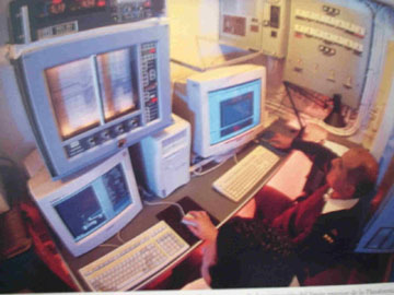 Fotografía Sala Informática del Oyarvide: Armada Nacional a través del tiempo, p. 107.