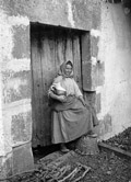 Mujer ante una puerta en Leintz-Gatzaga