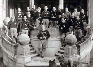 Oficialidad del Disciplinario en las escalinatas del palacio Carranza, Portugalete 1937