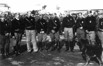 Oficiales del Disciplinario en torno a su comandante tras el pase de revista en el puerto de Santurtzi, 1937