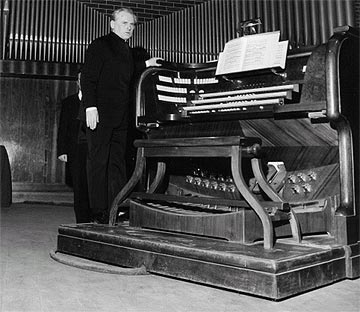 Julian Sagasta bere organoaren aurrean, Erroman. 1980.