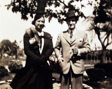 El Lehendakari José A. Aguirre junto a su esposa María Zabala, frente al Roble de Gernika en 1941