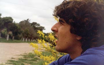 Cristian en la calle del pueblo