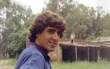 Cristian frente a la casa