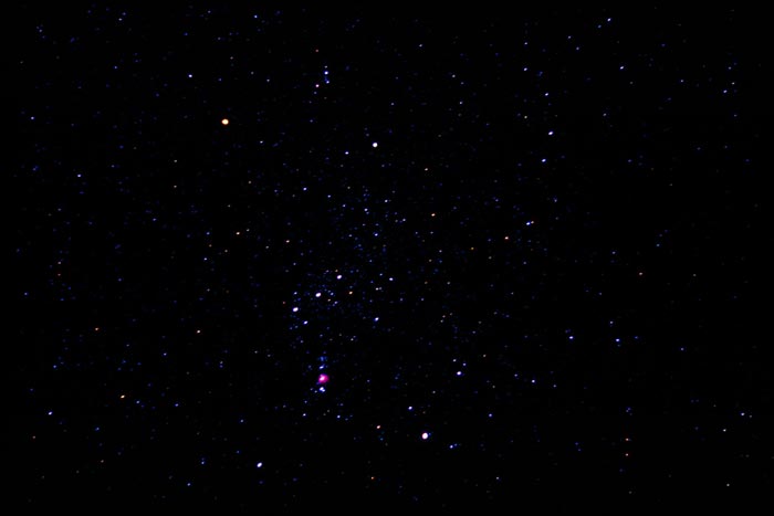 Fig.2 - Fotografía de Orión, tal y como puede verse a simple vista desde un lugar oscuro. En la parte superior izquierda se aprecia el color anaranjado de Betelgeuse, más abajo “Las Tres Marías”, y en el lado inferior de la foto , la más brillante de la constelación, Rigel. Bajo el cinturón cuelga el Tahalí, con la rosada nebulosa M42 que destaca claramente.