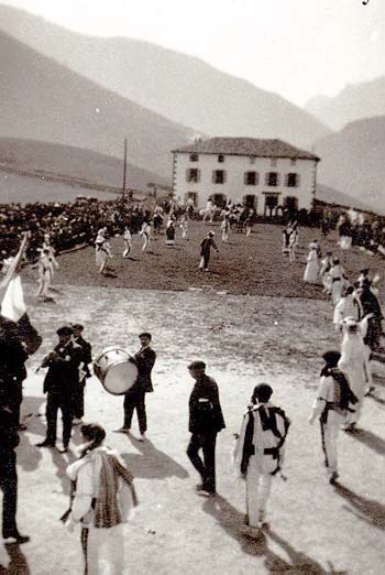 Baile en la plaza de Bidarray
