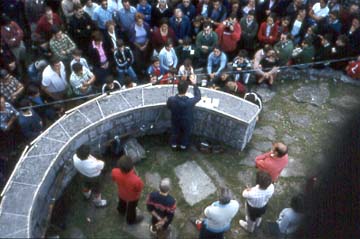Misa en el 25 aniversario del monumento de Besaide en septiembre de 1980.
