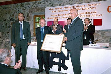 Juan San Martín con Xabier Retegi recogiendo el Premio Eusko Ikaskuntza-Caja Laboral 2004. 