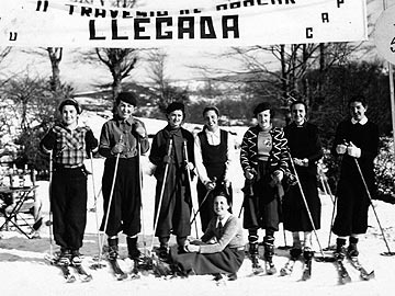 Aralar 1935. Un grupo de mujeres participó en las primeras competiciones de esquí que se organizaron en Aralar. 