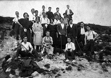 Montañeros en el monte Oiz en 1923. En las primeras excursiones al monte no faltaron las mujeres. 