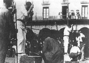 Barrenadores de principios de siglo en la Plaza de Justicia de Tolosa (1920)