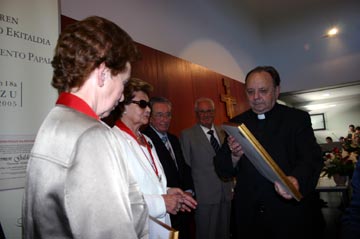 Pureza Aranzabal, Carmen Galdos, Alfonso Gorroñogoitia, José Mª Ormaetxea y el obispo Juan Mari Uriarte.