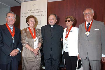 Los homenajeados con el obispo Juan Mari Uriarte.