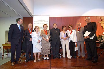 Los homenajeados con Juan José Ibarretxe y los obispos Uriarte y Setien. Foto: Jesus Mari Pemán
