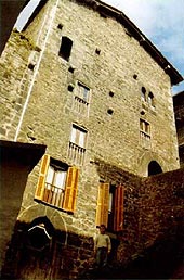Ondarroa (Bizkaia). Torre de Likona, en la calle Mayor