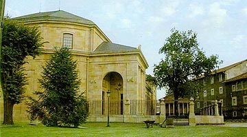 Gernika-Lumo (Bizkaia). Casa de Juntas y árbol nuevo.