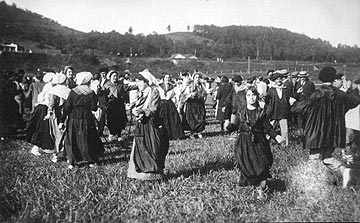 Jóvenes en una romería, en 1927