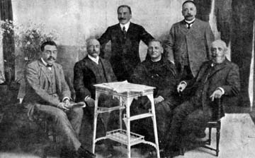 De izquierda a derecha: Carmelo de Echegaray, Arturo Campión, Julio Urquijo, Domingo de Aguirre, Serapio Múgica y Juan Carlos Guerra