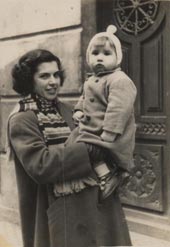 Santi en brazos de su mamá