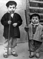 Santi a los tres años con su primo