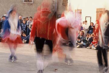 Ejecución de Godalet Dantza. Maskaradak en Larraine
