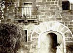 Exterior de la fachada principal de una casa de Olazti / Olazagut&iacute;a