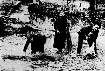 Recogiendo del río los haces de lino