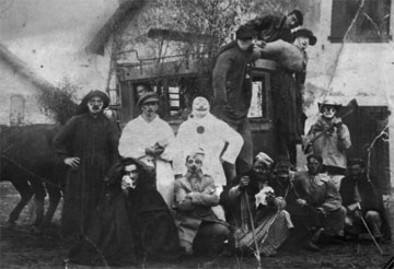 Mr et Mme SAN PANTZAR et leur cortège dans les années 1930