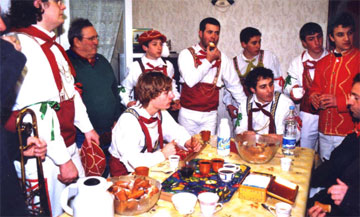 Tournée des maisons par les Kaskarot actuels 2004 (Photo T.Truffaut)