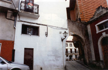 Puerta de Santiago, intramuros, Plencia