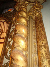 Detalle de las columnas talladas y doradas por Isidro Lorea